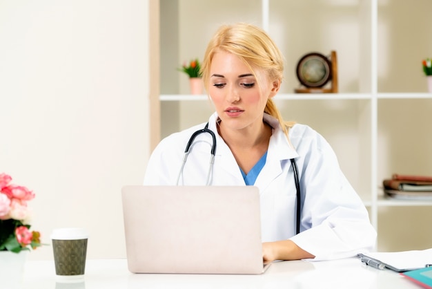 Jeune femme médecin travaillant dans le bureau de l&#39;hôpital. Concept médical et de soins de santé.