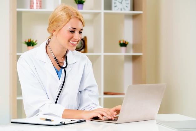 Jeune femme médecin travaillant dans le bureau de l&#39;hôpital. Concept médical et de soins de santé.