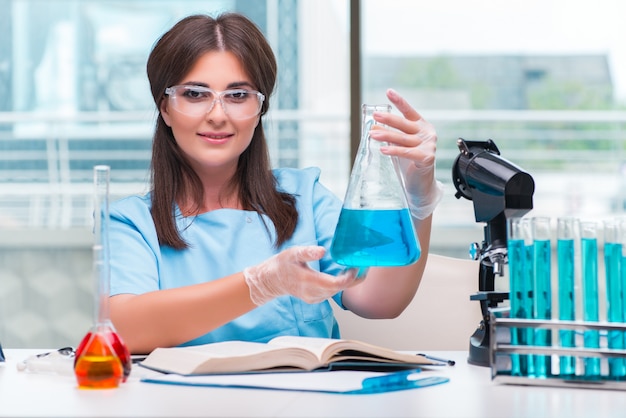 Jeune femme médecin travaillant dans le laboratoire