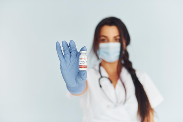 Jeune femme médecin en uniforme est à l'intérieur