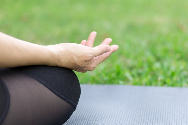 Jeune femme méditant dans la nature