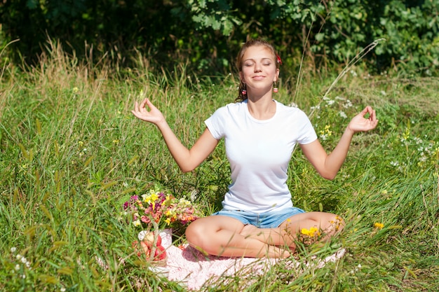 Photo jeune, femme, méditer, lotus, position