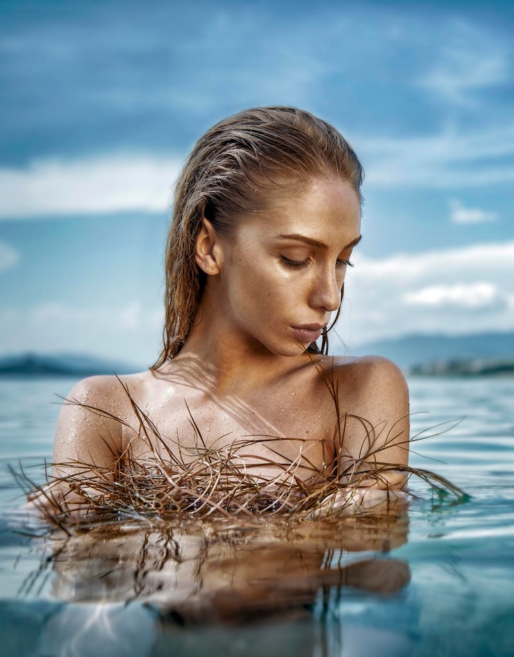 Photo une jeune femme en mer