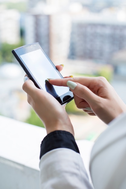 Jeune femme, messagerie, à, téléphone portable