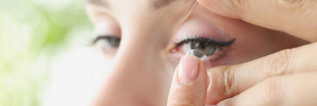 Une Jeune Femme Met Des Lentilles De Contact Souples Sur Les Yeux En Choisissant Des Lentilles Pour Le Concept De Vision