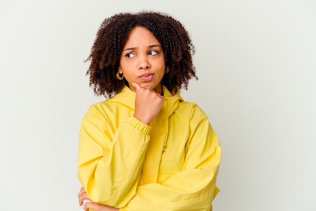 Jeune femme métisse afro-américaine isolée confuse, se sent douteuse et incertaine.