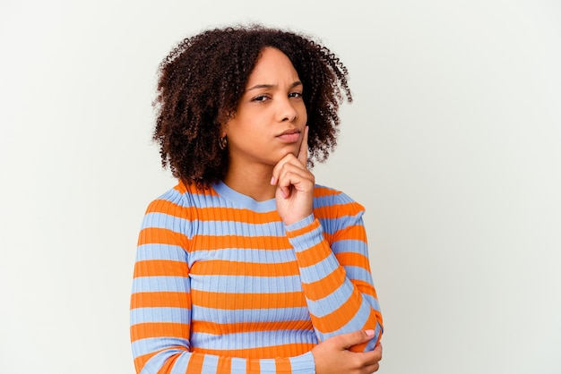 Jeune femme métisse afro-américaine isolée en contemplant, en planifiant une stratégie, en réfléchissant à la voie d'une entreprise.