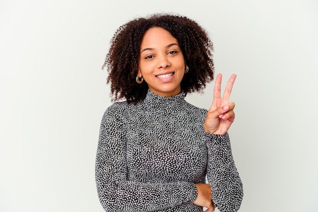 Jeune femme métisse afro-américaine isolée montrant le numéro deux avec les doigts.