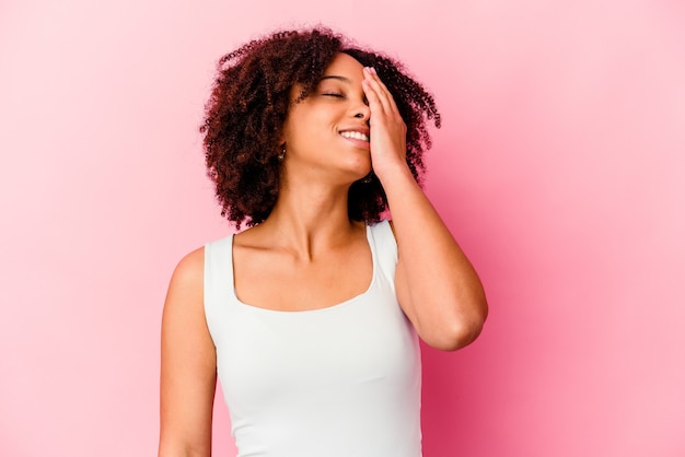 Jeune femme métisse afro-américaine isolée en riant émotion heureuse, insouciante et naturelle.