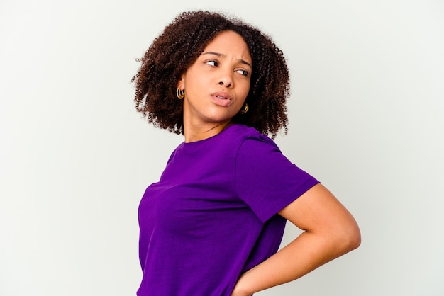 Jeune femme métisse afro-américaine isolée souffrant d'un mal de dos.