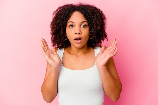 Jeune femme métisse afro-américaine isolée surprise et choquée.