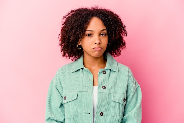 Jeune femme métisse afro-américaine isolée visage triste et sérieux, se sentant misérable et mécontente.