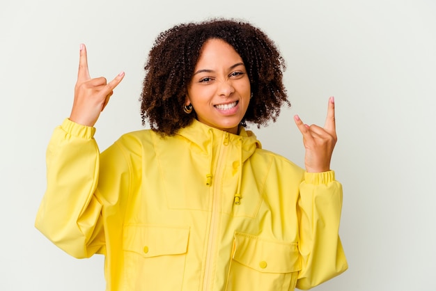 Jeune femme métisse afro-américaine montrant un geste de cornes comme un concept de révolution.