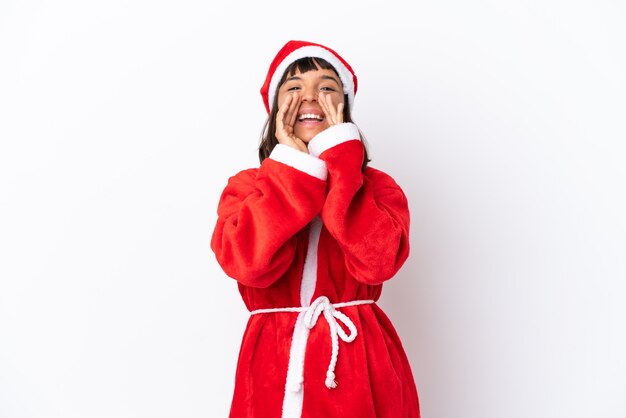 Photo jeune femme métisse déguisée en père noël isolé sur fond blanc