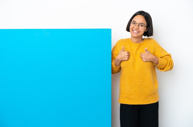 Jeune femme métisse avec une grande pancarte bleue isolée donnant un geste du pouce levé