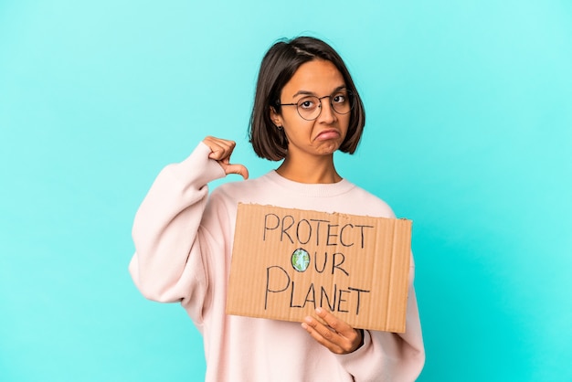 Jeune femme métisse hispanique tenant un carton de protection de notre planète se sent fière et confiante, exemple à suivre.