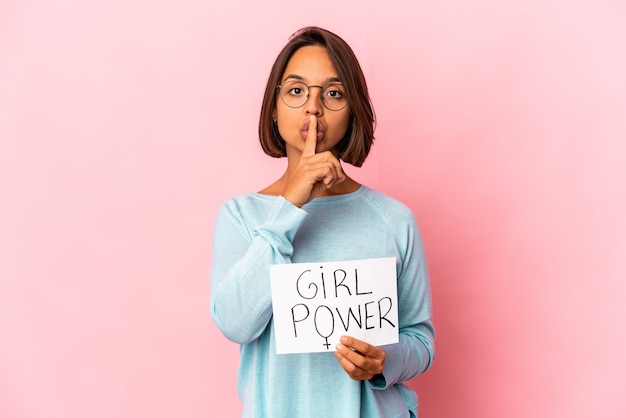 Jeune femme métisse hispanique tenant une pancarte de message de puissance de fille gardant un secret ou demandant le silence.