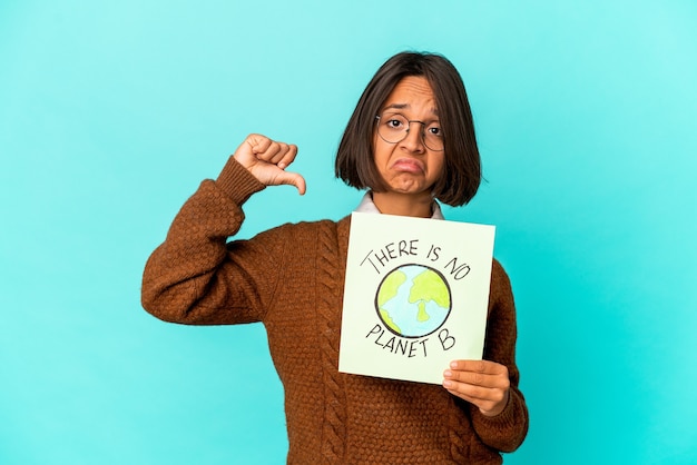 Photo jeune femme métisse hispanique tenant une pancarte de sauvegarde de la planète se sent fière et confiante, exemple à suivre.