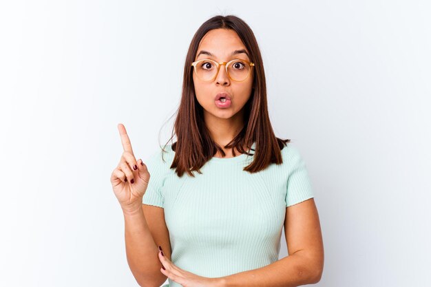 Jeune femme métisse isolée ayant une excellente idée, concept de créativité.