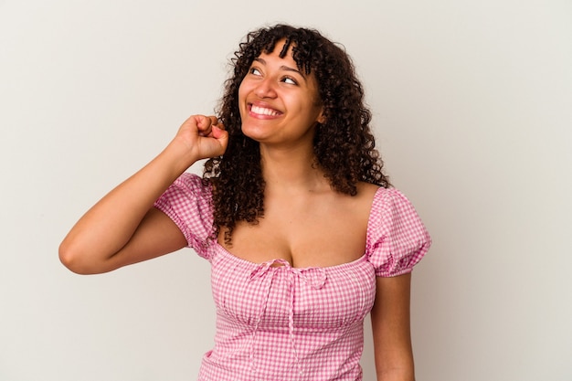 Jeune Femme Métisse Isolée Sur Fond Blanc Célébrant Une Victoire, Une Passion Et Un Enthousiasme, Une Expression Heureuse.