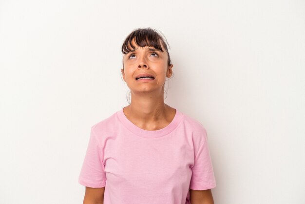 Jeune femme métisse isolée sur fond blanc criant très en colère, concept de rage, frustré.