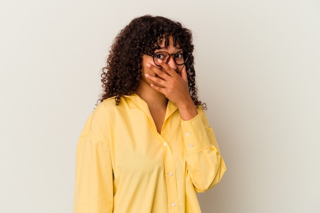 Photo jeune femme métisse isolée sur fond blanc effrayée et effrayée.