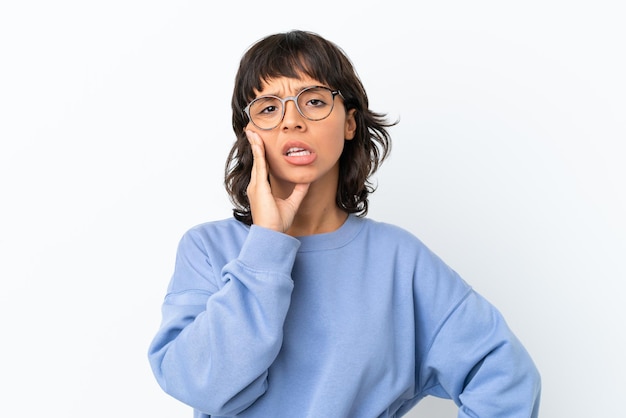 Jeune femme métisse isolée sur fond blanc avec des lunettes et avec une expression triste