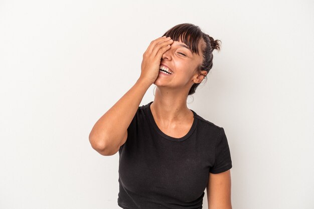 Jeune femme métisse isolée sur fond blanc riant émotion heureuse, insouciante et naturelle.