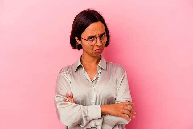 Jeune femme métisse isolée sur fond rose qui s'ennuie, fatiguée et a besoin d'une journée de détente.