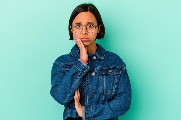 Jeune femme métisse isolée sur les joues coups bleus, a une expression fatiguée