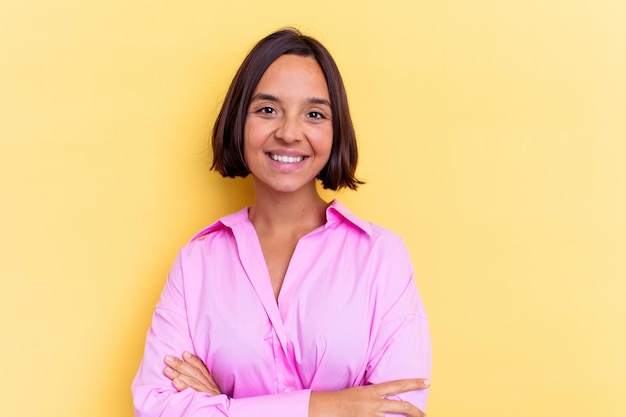 Jeune femme métisse isolée sur mur jaune heureux, souriant et joyeux.