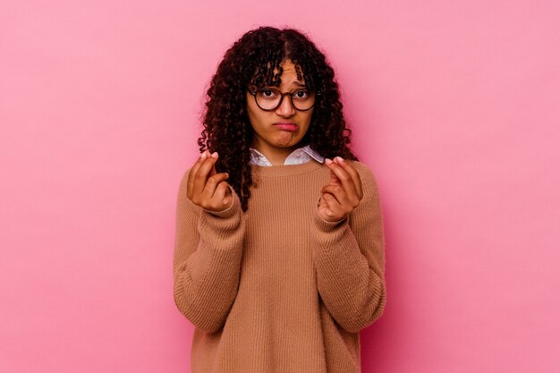 Jeune femme métisse isolée sur rose montrant qu'elle n'a pas d'argent.