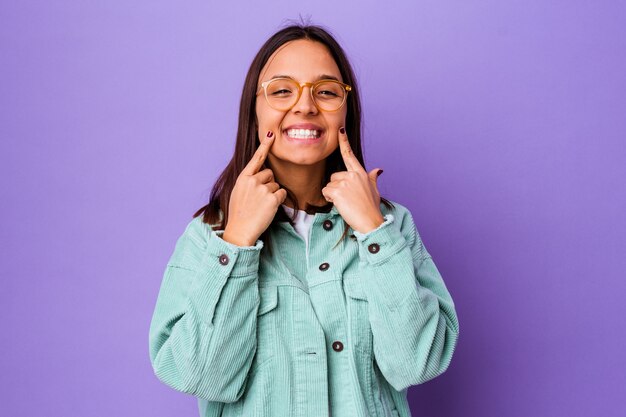 Jeune femme métisse montrant ses dents blanches