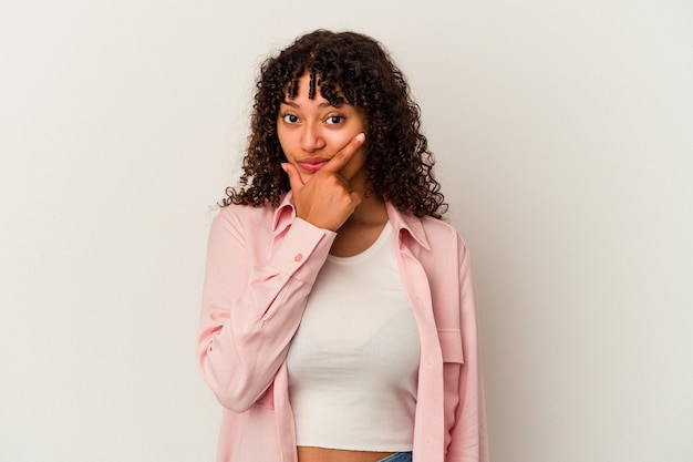 Jeune femme métisse posant