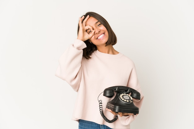 Jeune femme métisse tenant un téléphone