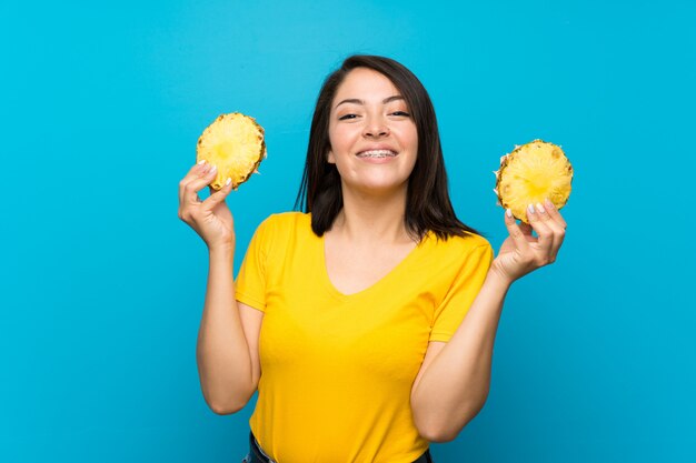 Jeune femme mexicaine sur bleu isolé