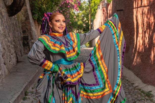 Jeune femme mexicaine dans une robe folklorique traditionnelle de plusieurs couleurs danseuse traditionnelle