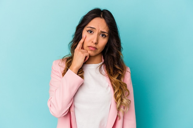 Jeune femme mexicaine isolée sur fond bleu pleurer, mécontente de quelque chose, de l'agonie et de la confusion.