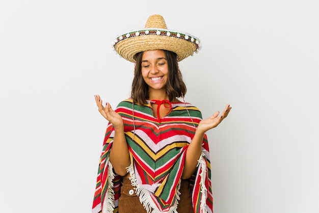 Jeune femme mexicaine isolée sur un mur blanc joyeux rire beaucoup