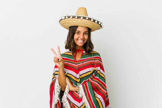 Jeune femme mexicaine isolée sur un mur blanc montrant le numéro deux avec les doigts