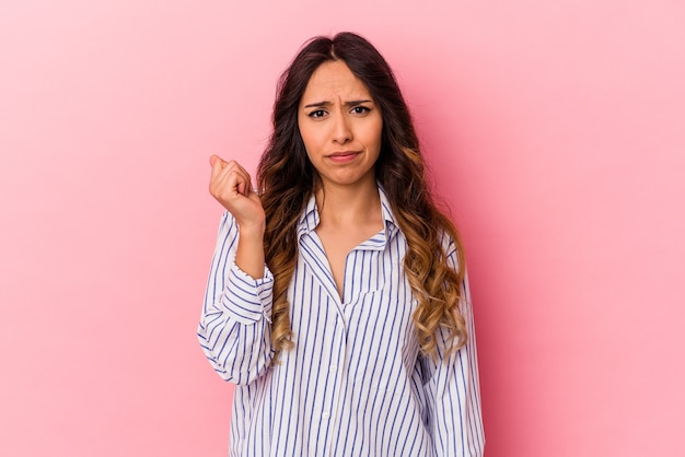 Jeune femme mexicaine isolée sur un mur rose montrant qu'elle n'a pas d'argent.