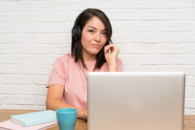 Jeune femme mexicaine avec un ordinateur portable