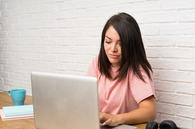 Jeune femme mexicaine avec un ordinateur portable