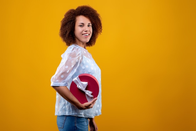 Une jeune femme mignonne avec une boîte-cadeau