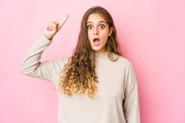 Jeune femme mignonne caucasienne exprimant des émotions isolées