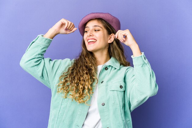 Jeune femme mignonne caucasienne exprimant des émotions isolées