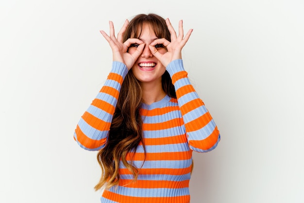 Jeune femme mignonne caucasienne isolée sur fond blanc montrant un signe correct sur les yeux