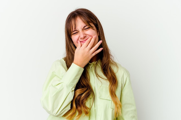 Jeune femme mignonne caucasienne isolée sur un mur blanc doutant entre deux options