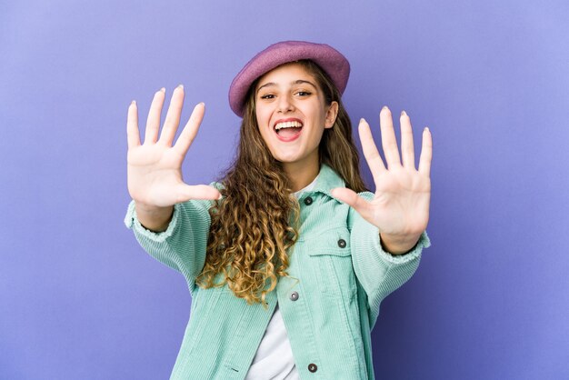 Jeune femme mignonne caucasienne montrant le numéro dix avec les mains.