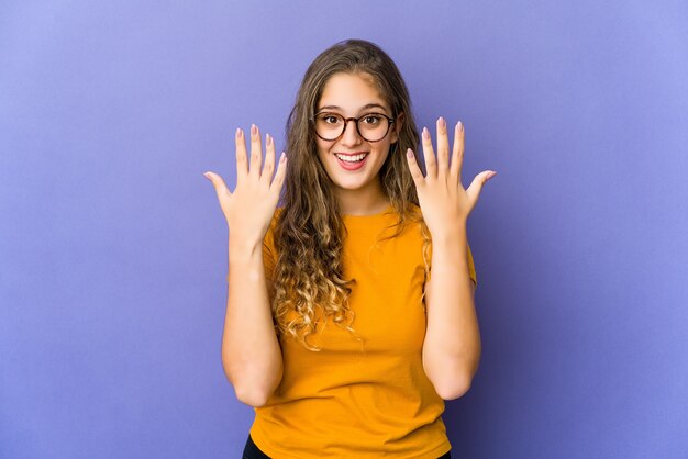 Jeune femme mignonne caucasienne montrant le numéro dix avec les mains.